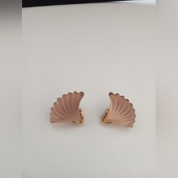 Whiting & Davis Earrings Frosted Peach Glass Shell Shape RARE FIND - Picture 8 of 9